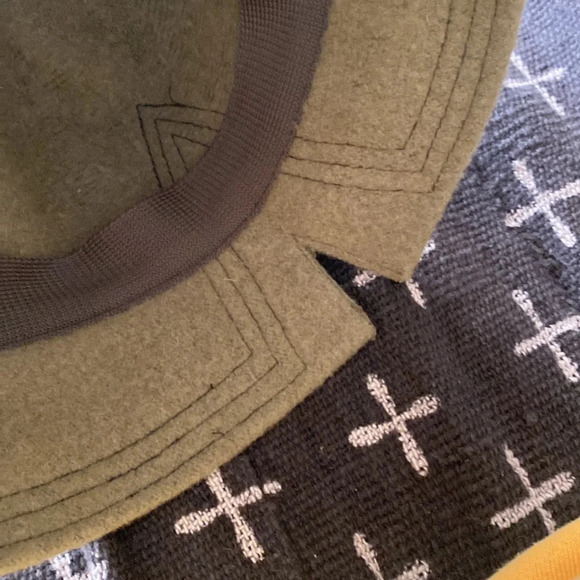 Vintage green wool hat with gold brooches - Picture 12 of 12